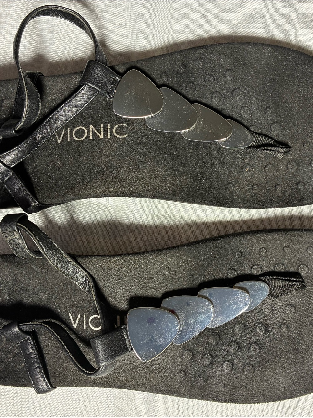 Vionic Black Sandal with Silver Teardrop Accents Women’s 9.5